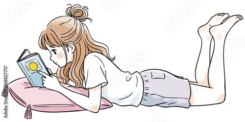 寝ころんで本を読む女性