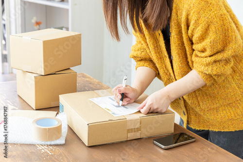 荷造りする女性の手元