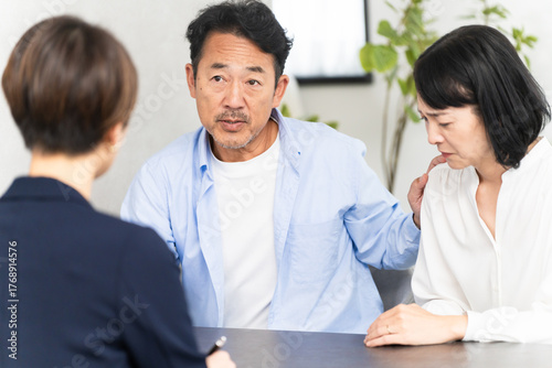 熟年夫婦と保険外交員　ビジネスイメージ