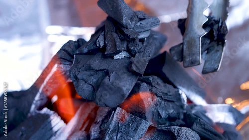 バーベキューでの炭火の火おこし