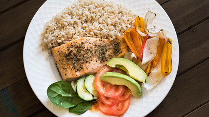Papier peint photo Restaurant Saumon grillé légumes riz complet  © Luis G. Vergara