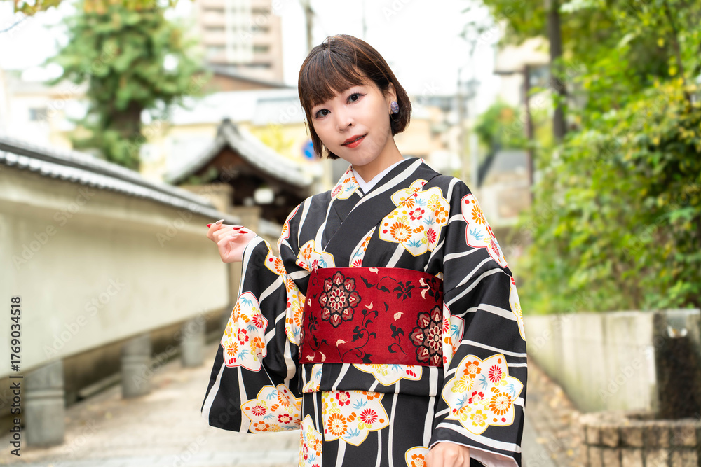 Fototapeta premium 天神坂に立つ日本女性