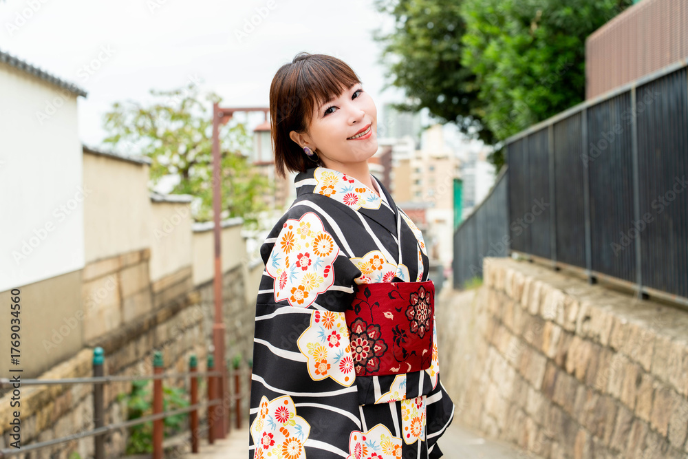 Fototapeta premium 清水坂に立つ日本女性