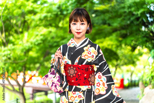 粋に着物を着こなす日本女性