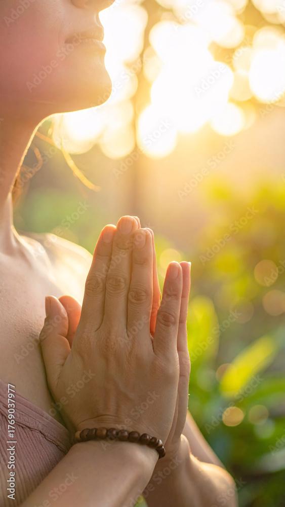 Naklejka premium Peaceful woman meditating outdoors in morning sunlight