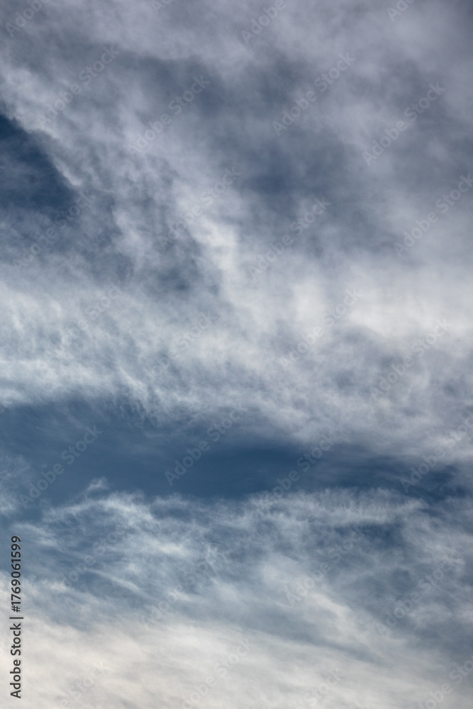 Obraz premium Wispy Clouds Against a Blue Sky