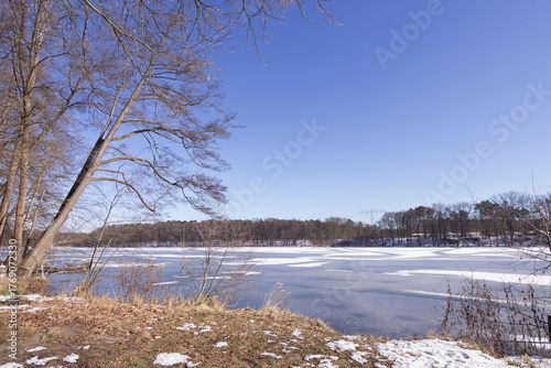 Möllensee in Brandenburg, gefrorener See im Winter