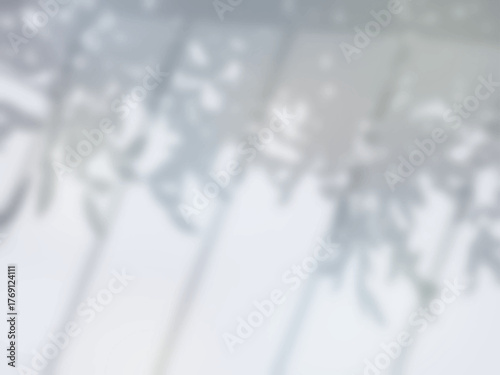 柵と木の影が地面に映る背景