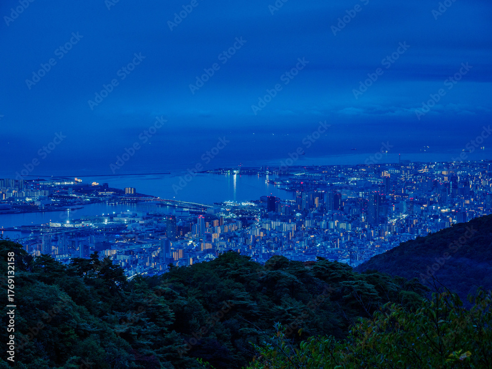 Obraz premium 夜明け前、六甲山上から神戸市街地の夜景