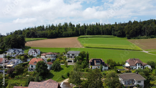 Fotografia Villen und Einfamilienhäuser in privilegierter Lage am Ortsrand vor Feldern und