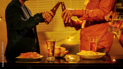 Foto A group of friends toasting with beer glasses at a lively night gathering, surrounded by delicious fried chicken and snacks, symbolizing teamwork, celebration, friendship, joyful social connection