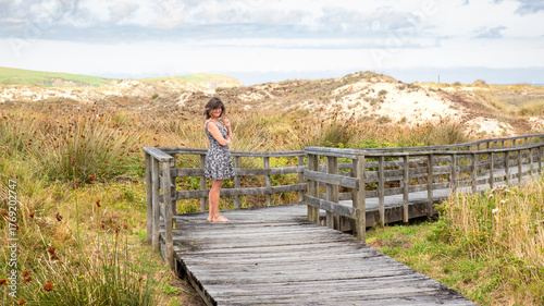 Tableau sur toile Walking among the dunes on the footbridge