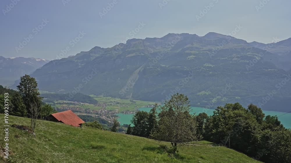 Vidéo Stock Lake Brienz View with Alpine House – Brienzer Rothorn ...