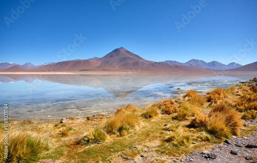 Fotografi mountains and lake in bolivia