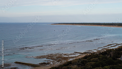Calme plat sur l'océan atlantique, vu depuis le Phare des baleines, sur l'île de Ré