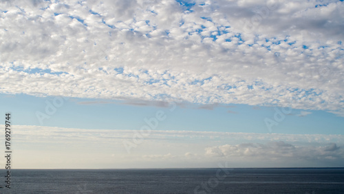 Calme plat sur l'océan atlantique, vu depuis le Phare des baleines, sur l'île de Ré