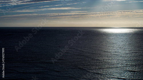 Calme plat sur l'océan atlantique, vu depuis le Phare des baleines, sur l'île de Ré