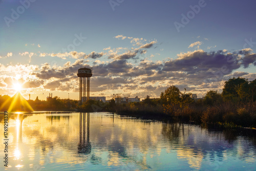 costruzione industriale e cielo al tramonto