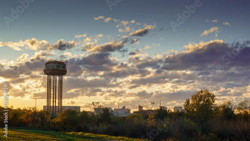 costruzione industriale e cielo al tramonto