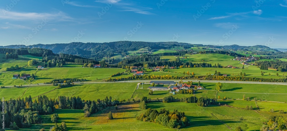 Obraz premium Abendsonne im Herbst am Allgäuer Alpenrand rund um Hellengerst nahe Kempten