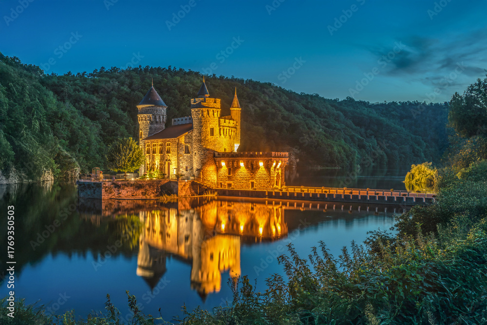 Fototapeta premium Lac de la Roche dans la Loire avec son château illuminé dans la nuit