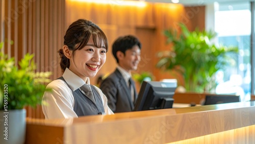 明るいロビーで笑顔を見せるビジネスホテルの女性スタッフ