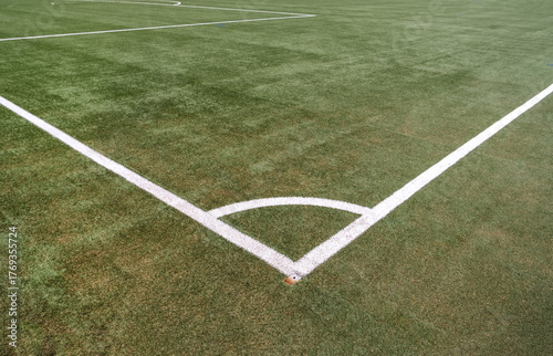 Draufsicht auf eine Freistoßecke eines Fußballfeldes aus der Vogelperspektive auf Kunstrasen mit weißen Linien und Markierungen, Detailaufnahme, viel Copy Space