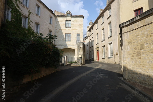 Rue typique dans la ville, ville de Fontenay le Comte, département de la Vendée, France