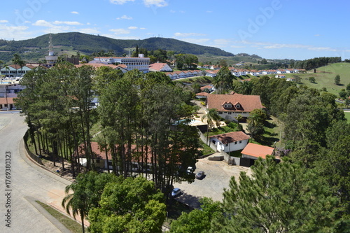 Casas cercadas de árvores