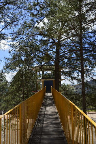 Ponte de madeira com grade amarela