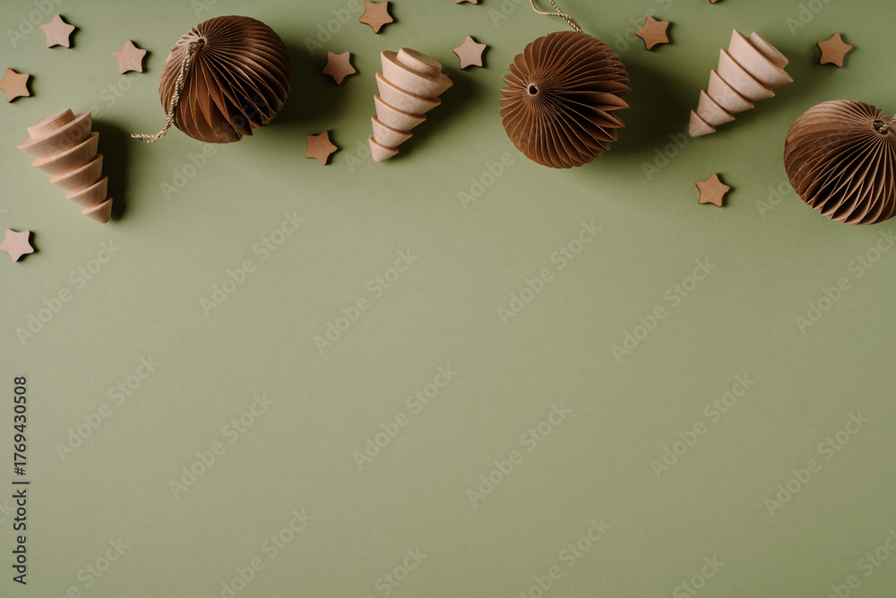 Obraz premium Christmas decorations with wooden ornaments