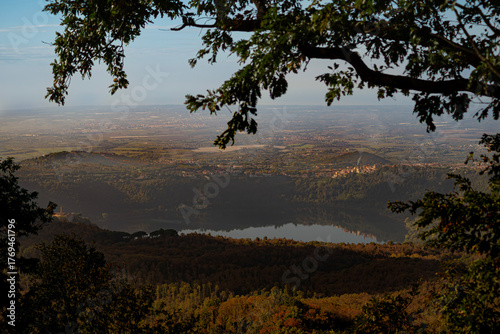 Montagna in autunno vista con lago - Mountain in autumn seen with lake
