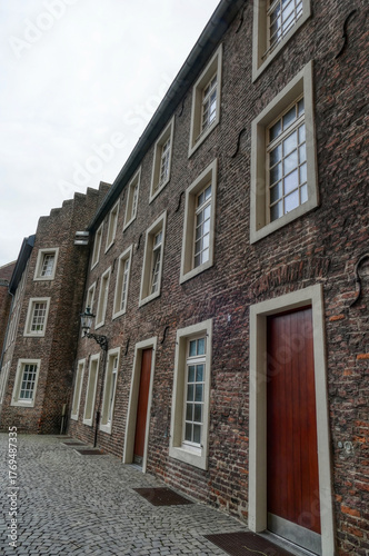 Historische Backstein-Fassaden in der Altstadt von Düsseldorf 