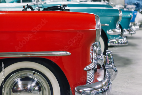 Tableau sur toile View of classic vintage cars in vibrant colors lined up