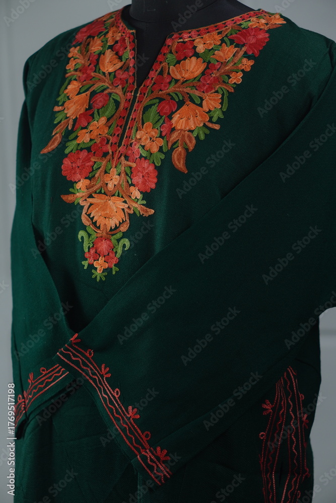 Fototapeta premium Kaar kasj kashmiri pheran for women