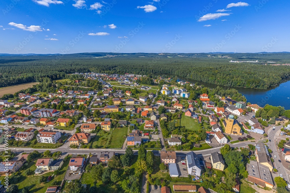 Fototapeta premium Ausblick auf die Gemeinde Bödenwöhr im Kreis Schwandorf im Naturpark Oberer Bayerischer Wald