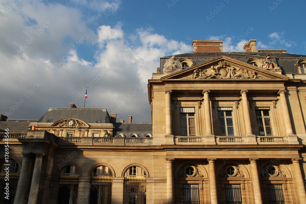 Obraz premium old stone hall (conseil d'état) at the palais-royal in paris in france 