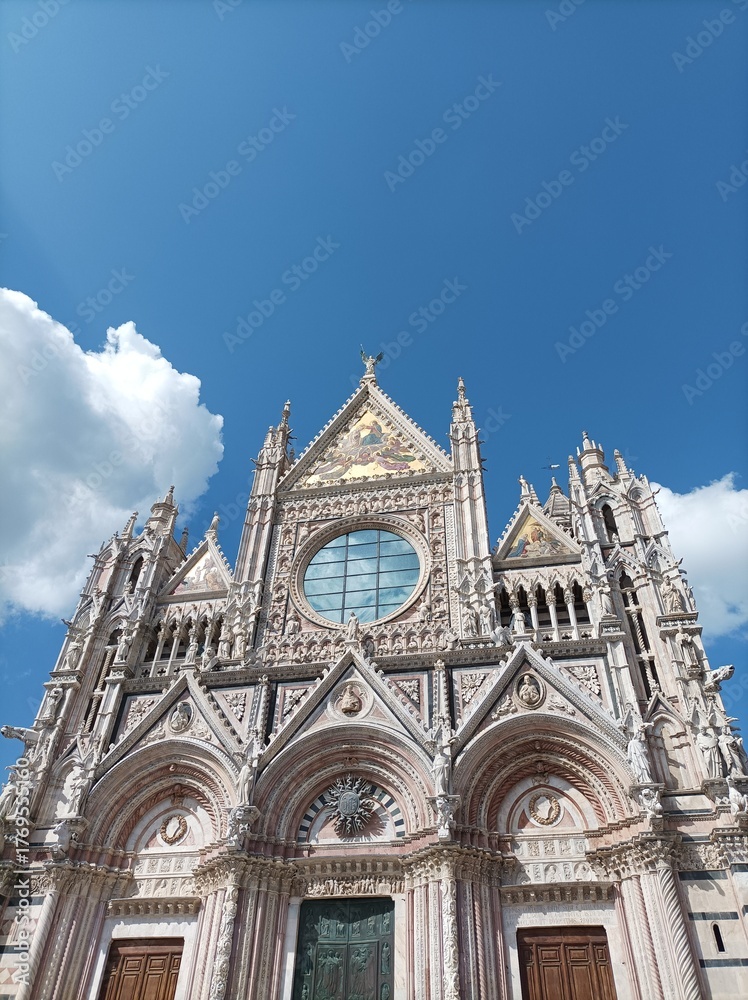 Obraz premium beautiful and huge dome in Siena, reflecting the sky