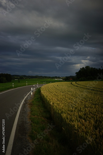 Straße in den Sturm