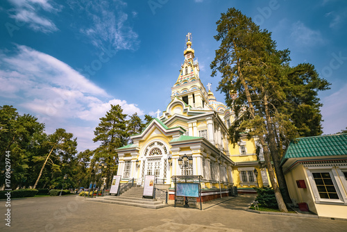 Foto Scenic exterior view of the Patriarchal Cathedral of the Holy Ascension in Almat