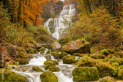  La rivière du Hérisson dans le massif du Jura en saison d'automne
