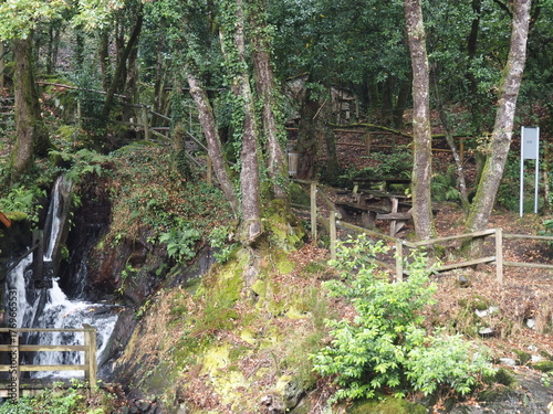 ruta de los molinos de Mezonzo, bonita ruta de senderismo por los molinos harineros y batanes. impregnados en aromas de vegetación silvestre, de los cantos de los pájaros, La Coruña, Galicia, España