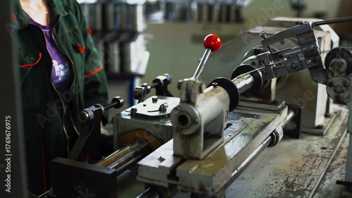 Winding wire onto spools for the production of metal hoses