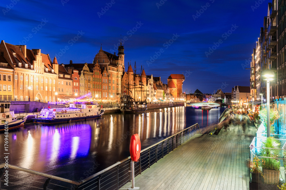 Obraz premium Historic port crane over the Motlawa River in Main Town of Gdansk. Poland