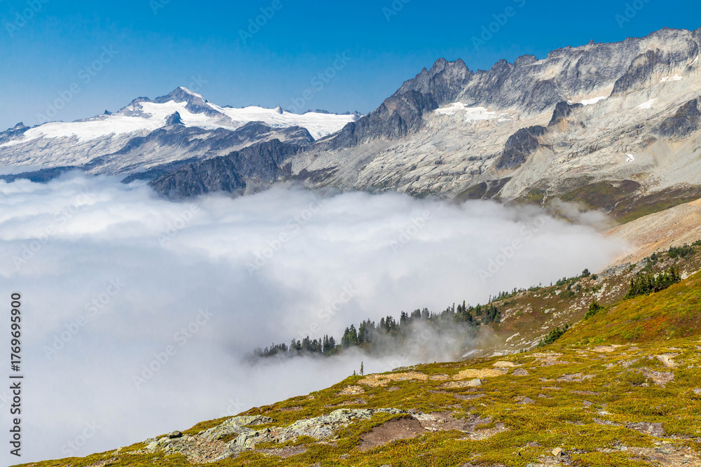 Obraz premium Majestic Clouds and Fog in Cascade Pass from Sahale Arm Trail
