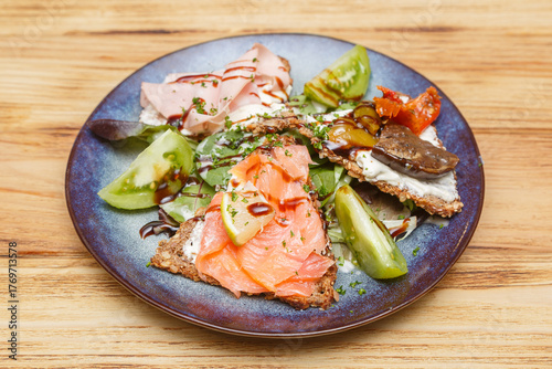 Canvas Print Bruschetta norvégienne – tartine de fromage frais, saumon et citron, plat de bra