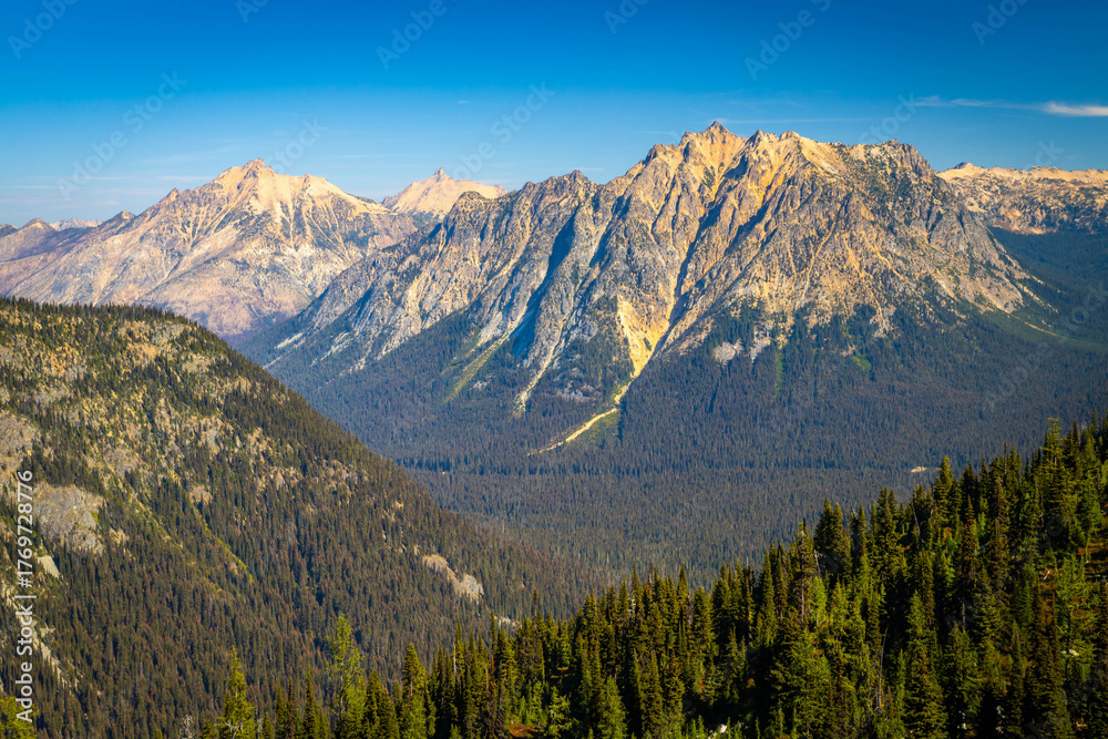 Obraz premium Scenic Mountain Peaks View from Maple Pass Loop Trail