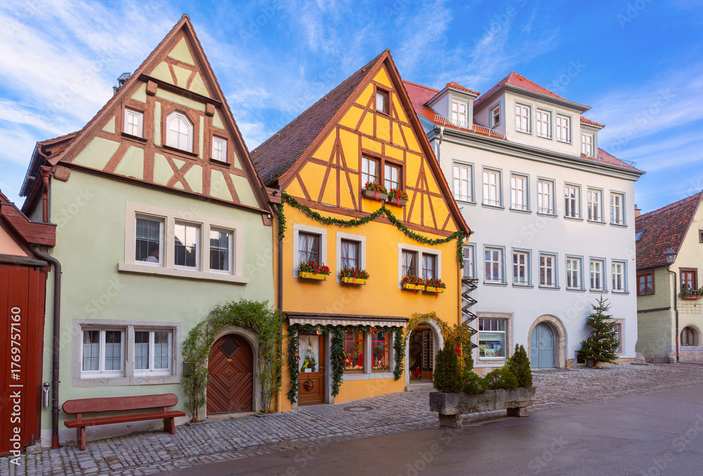 Obraz premium Decorated half-timbered buildings in Rothenburg ob der Tauber in Rothenburg, Germany on a clear winter day