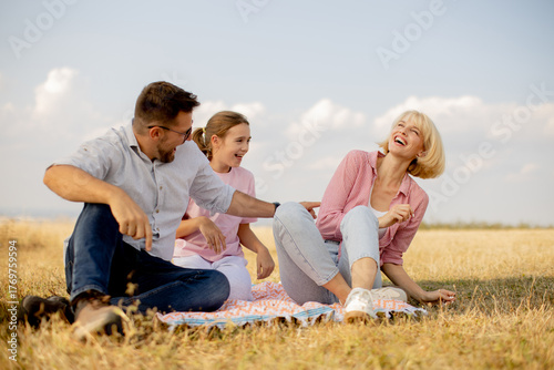 Family enjoys a joyful picn...
