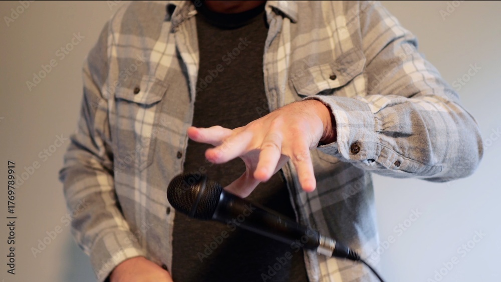 Obraz premium Older White Make Dropping the Mic - Mic Drop Concept for Getting in the Last Word or Being Done with a Conversation